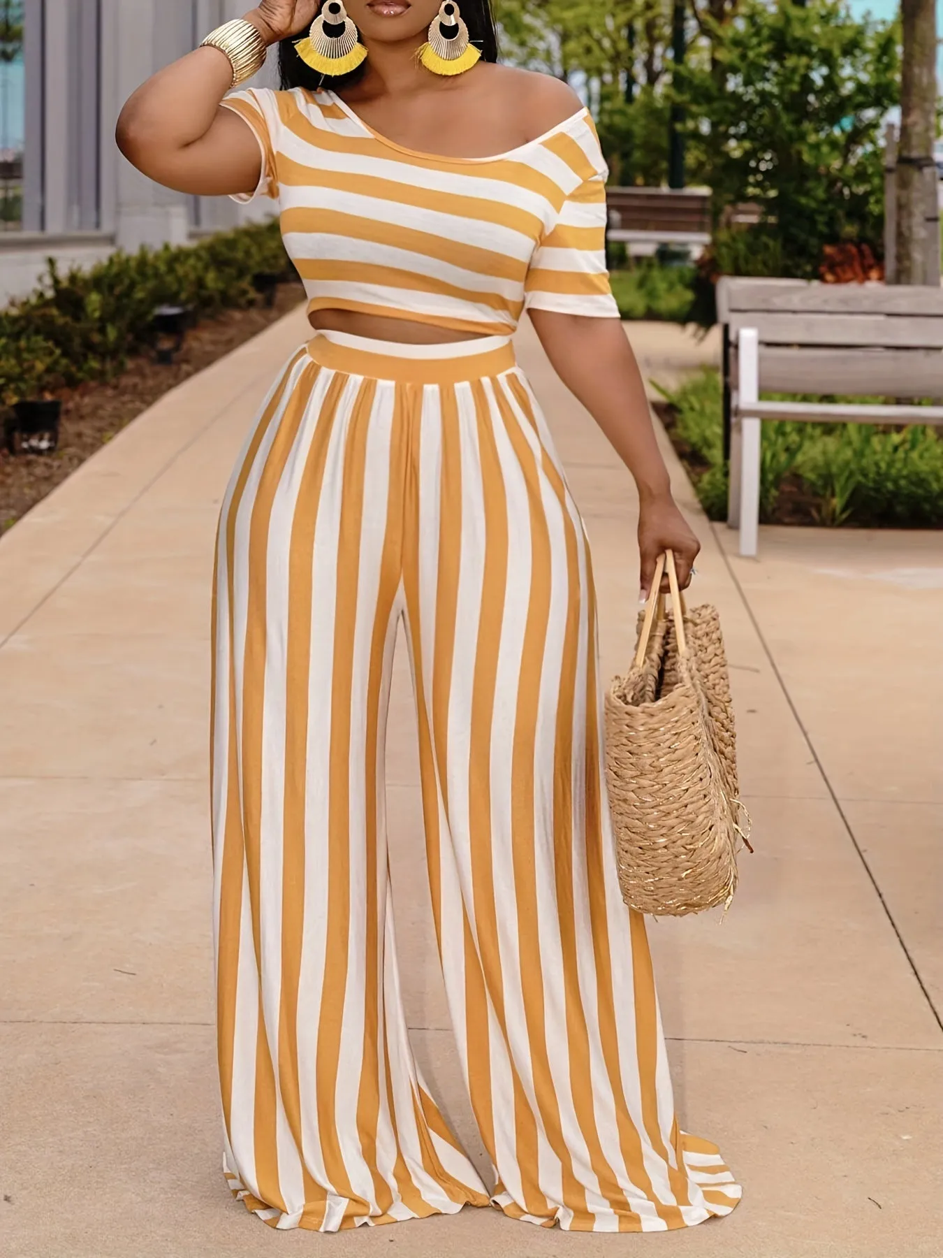 Two-Piece Striped Crop Top and Wide Leg Pants Set - Soft Mid-Elasticity Polyester Fabric, Scoop Neck, Short Sleeve, Random Printed, Casual Outfit for Spring/Summer