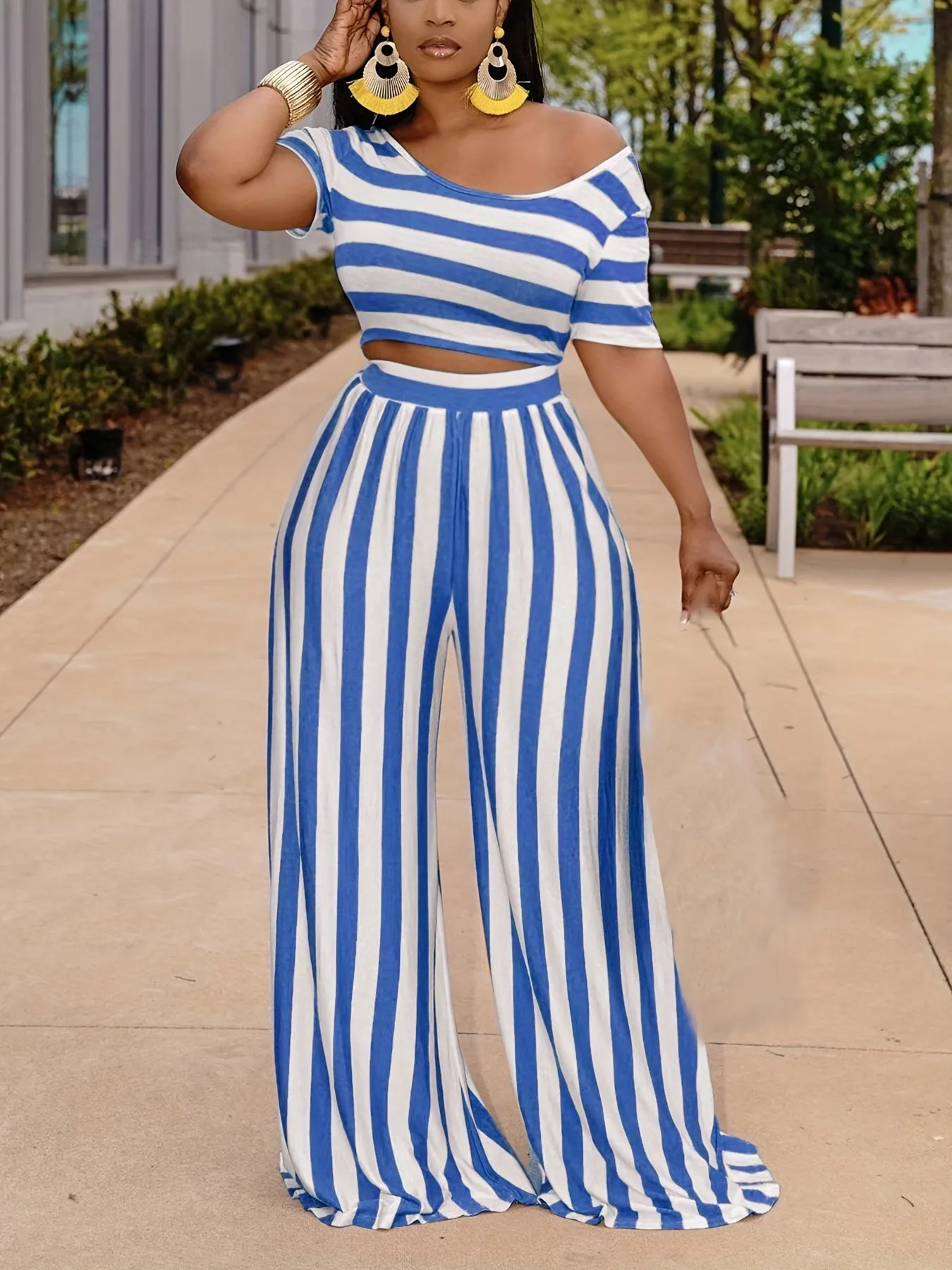 Two-Piece Striped Crop Top and Wide Leg Pants Set - Soft Mid-Elasticity Polyester Fabric, Scoop Neck, Short Sleeve, Random Printed, Casual Outfit for Spring/Summer